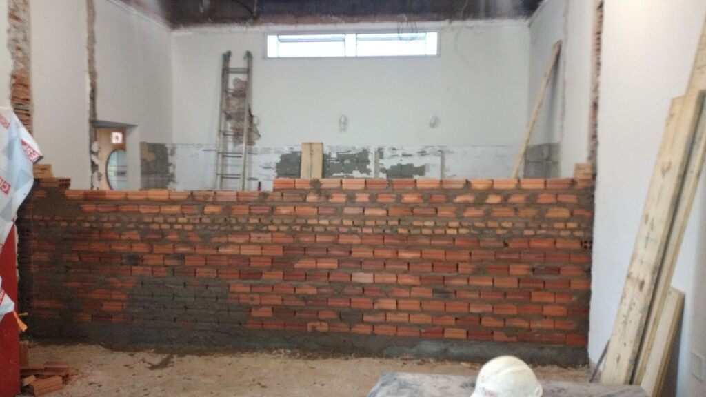 confecção de uma nova parede do bh fem.