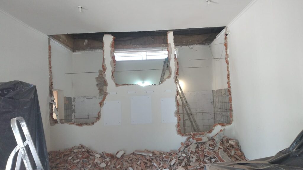 demolição da parede do bh fem.