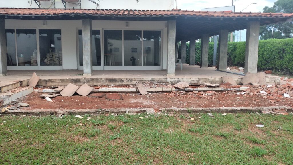 demolição de todas as muretas