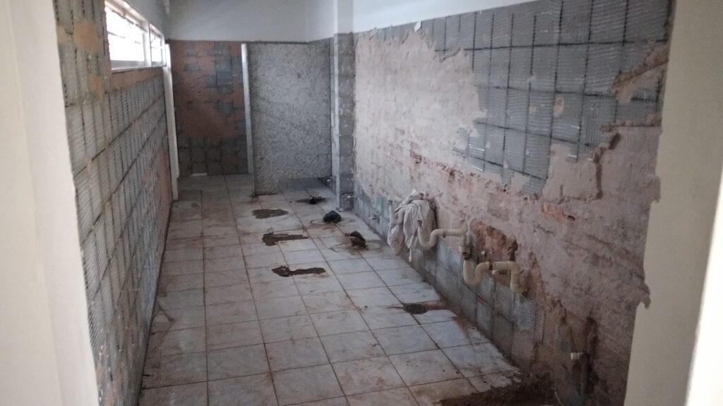 retirada de todos o vasos sanitários, azulejos, granitos.