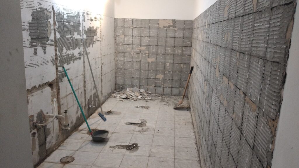 retirada de todos os vasos sanitários e retirada dos azulejos bh fem salão de festa